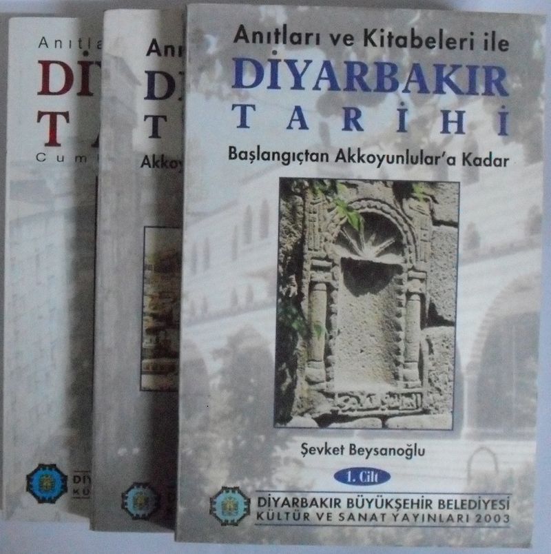 Anıtları ve Kitabeleri ile Diyarbakır Tarihi/3 cilt (Kod:4-H-36) kitap kapağı
